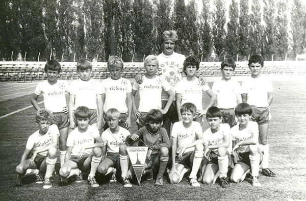 Команда 1977 г.р. в Армянске в 1987 году. Второй справа в нижнем ряду - Сергей Дранов