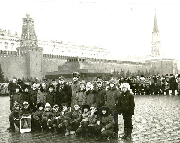 Команда 1977 г.р. на турнире в Москве в 1988 году. С пакетиком в нижнем ряду - Сергей Дранов