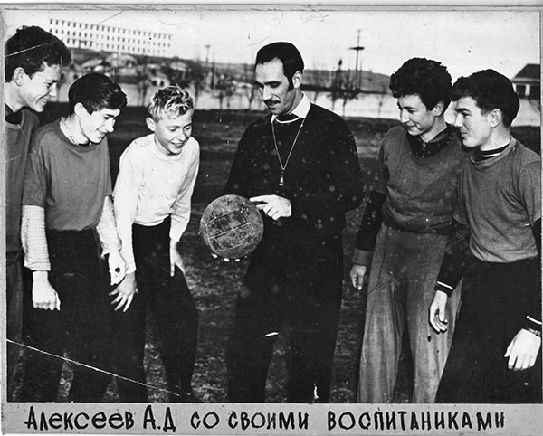 Тренер Алексеев со своими воспитанниками