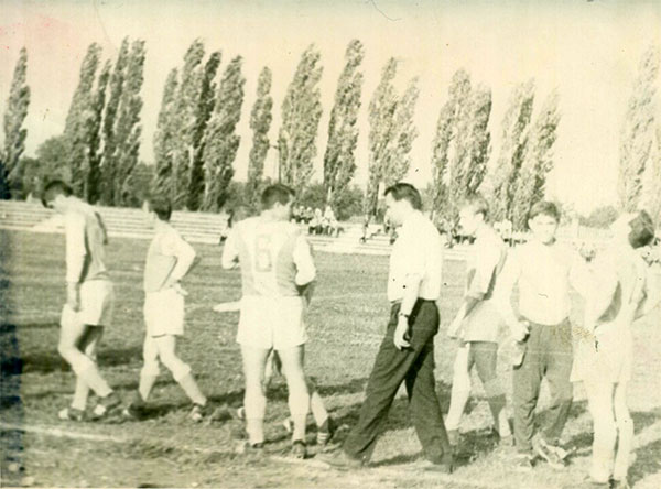 1969 г. Г.Кореновск, перед игрой. Первые двое: Юров В., Громилов Е.