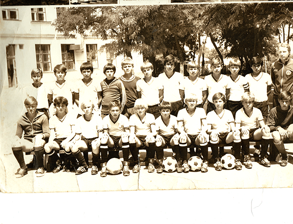 Команда 1971 г.р. с тренером В.В.Бруй в спортлагере