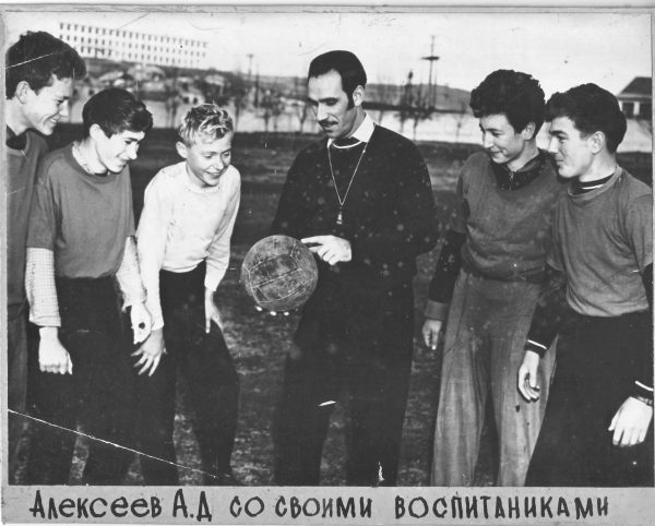 Тренер Алексеев с воспитанниками.