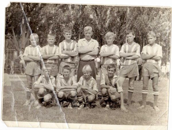 Детская команда Балаклавец 1956 - 1957 годов рождения. Владимир Науменко второй слева в верхнем ряду.