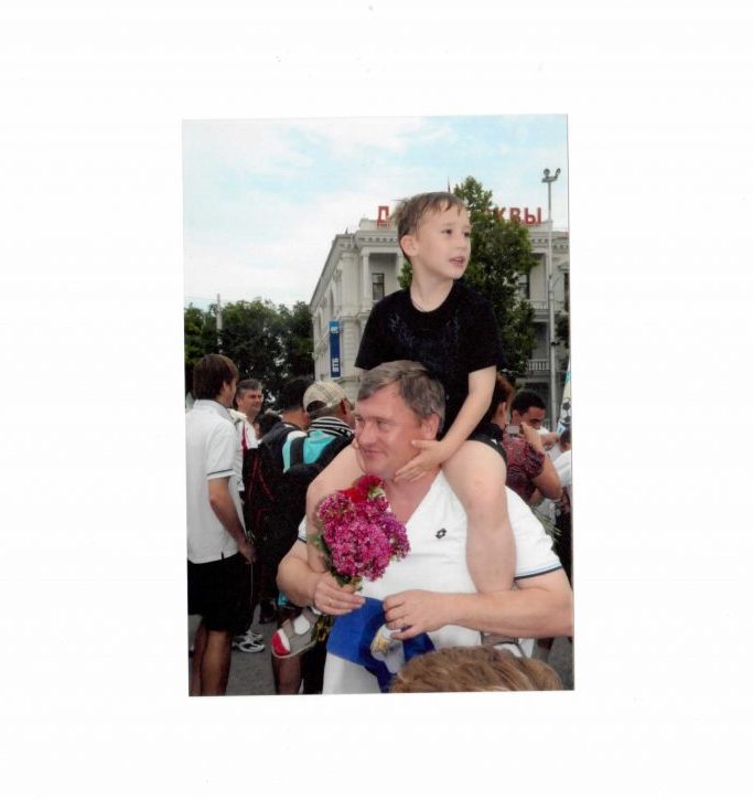 Лещинский Олег с сыном на Нахимова после выхода в Премьер-лигу.