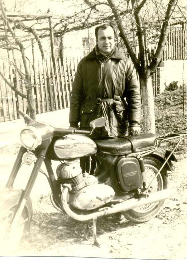 Александр Николаевич у своего мотоцикла