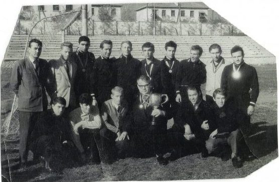 Металлист - Чемпион Украины 1965 года.А. А. Захарович второй слева в верхнем ряду.
