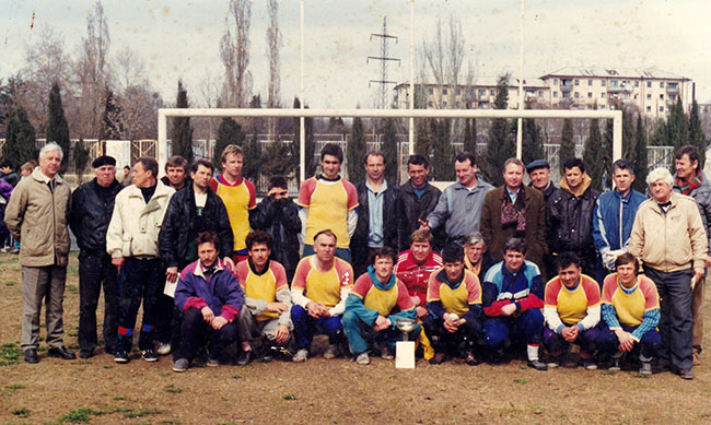 Команда ветеранов - обладатель Кубка города по мини-футболу. 1996 г.