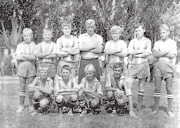 Детская команда Балаклавец 1956 - 1957 г.р. Тренер Николай Быков. Второй слева в верхнем ряду - Владимир Науменко.