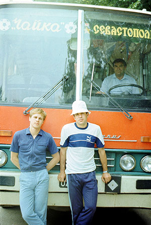Александр Михеев и Алексей Рудыка у командного автобуса. За рулем Валерий Сазоныч Малахов.