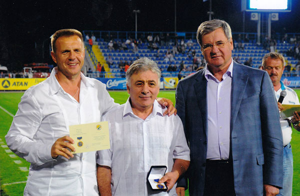 С наградой от Севастополя на празднике, посвященном 100-летию Севастопольского футбола