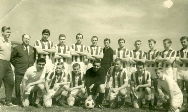 1967-1968 год.  Стоят (слева-направо): тренер Ермолаев М., третий – Струнин Виктор, крайний справа – Виктор Бурлаков. Сидят: второй слева – Чхаидзе Михаил.