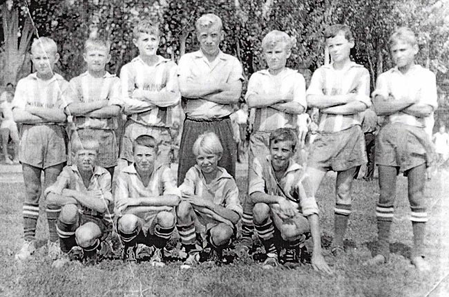 Детская команда Балаклавец 1955 - 1956 годов рождения. Тренер Николай Быков. Второй слева в верхнем ряду - Владимир Науменко