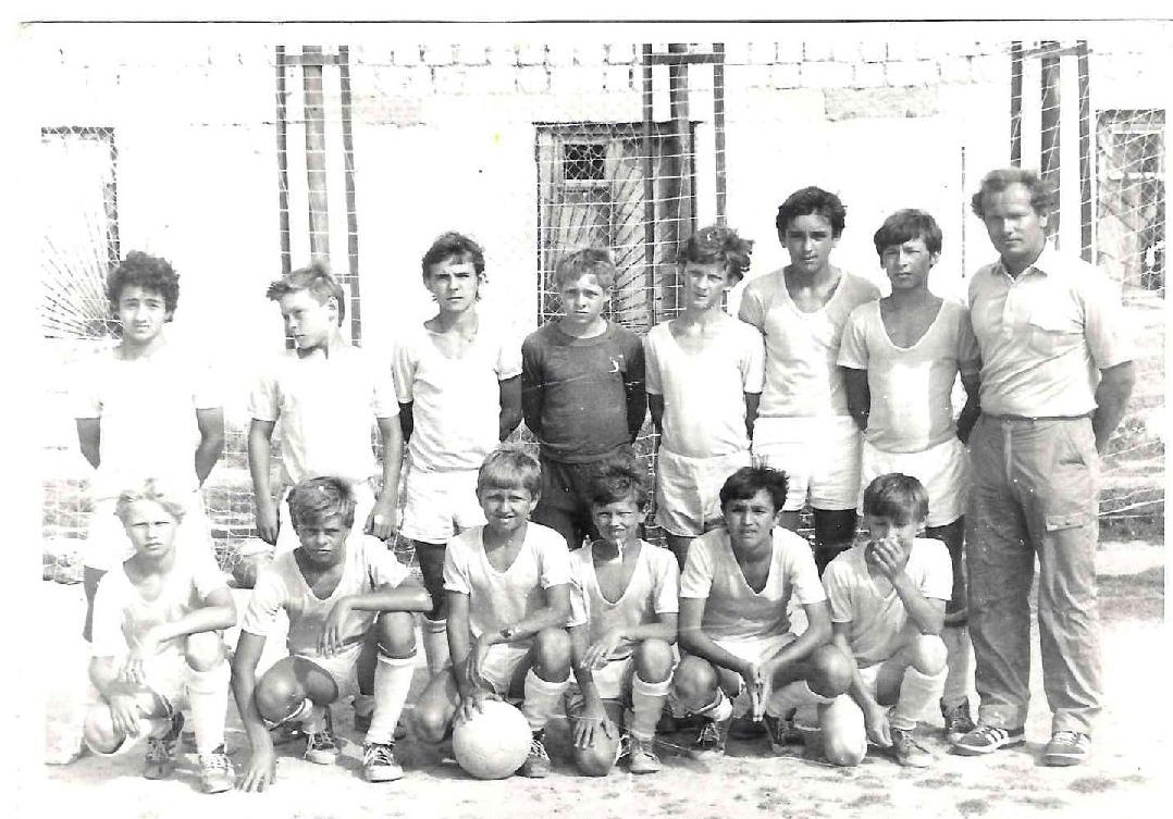 Команда 1974 года рождения с тренером В. А. Тюкаевым.