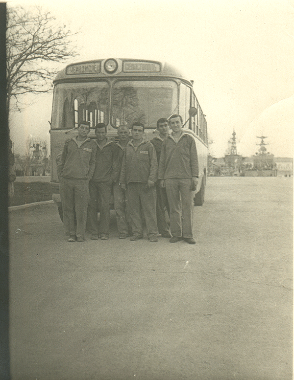 Флотская команда у автобуса в ОВРе 1972 Г.