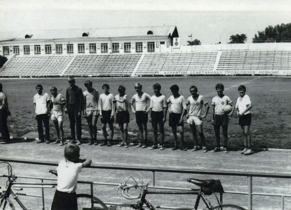 Команда Комета СШ № 43 на стадионе Чайка 1969 г. Награждение за победу в Кожаном мяче