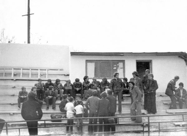 Команда старших юношей перед тренировкой на Чайке. Весна 1977 г.
