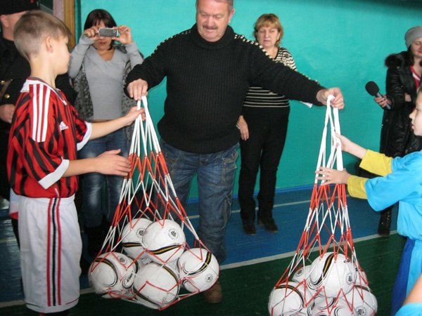Вручение мячей юным футболистам ДЮСШ Ровеньков