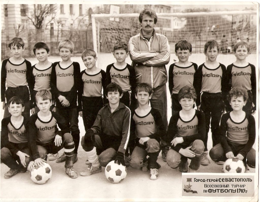 Команда 1979 в 1989 г. Андрей Тарасенко - крайний слева в верхнем ряду