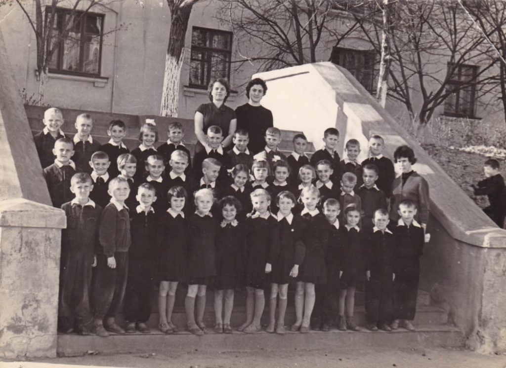 Мой класс! Ваш покорный слуга в среднем ряду, третий справа, опустивший голову со стрижкой чубчик.