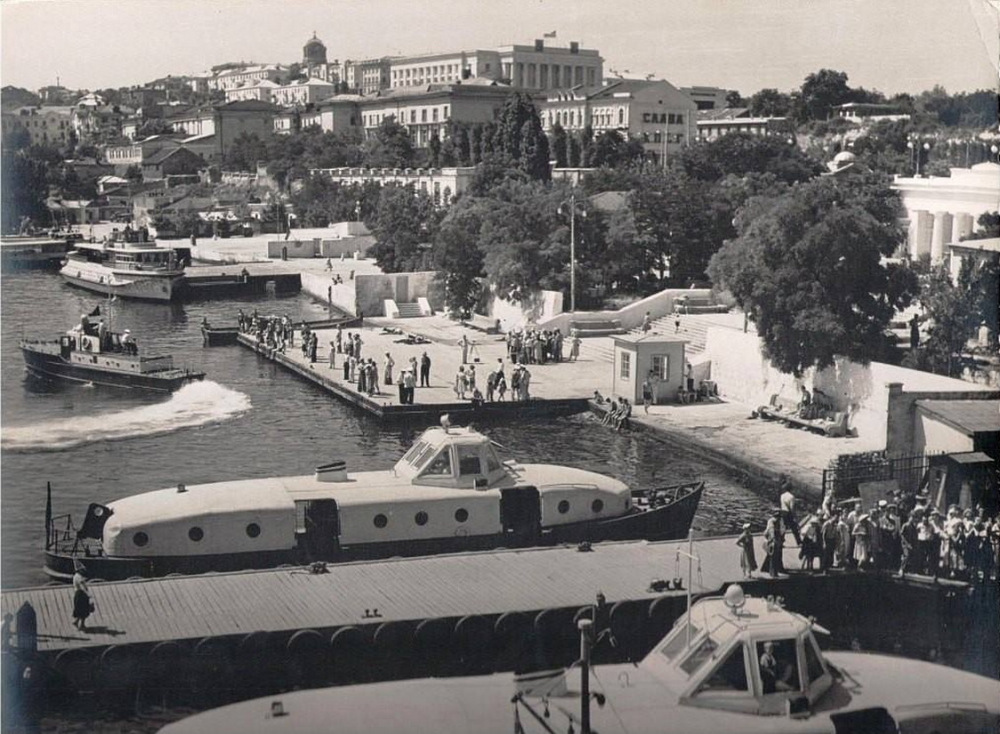 Легендарные катера коробочки у городского причала рядом с Графской пристанью.