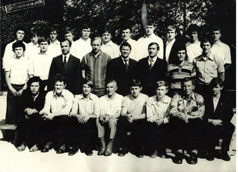 Выпуск команды 1958 г.р. Тренер Г. Г. Судаков. Выпускники и тренеры ДЮСШ № 3.в 1975 году