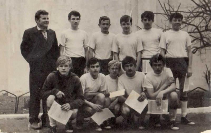 Сборная команда 1958 г.р. тренер Н. С. Ильин в 1972 году на флотском стадионе.