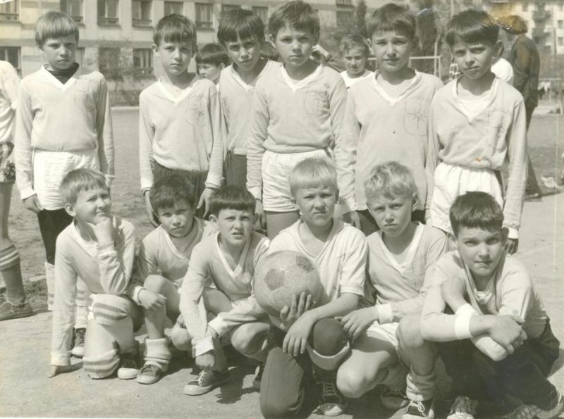 Команда Виктория 1966 г.р. на Кожаном мяче на поле в 45-й школе 1977 г.