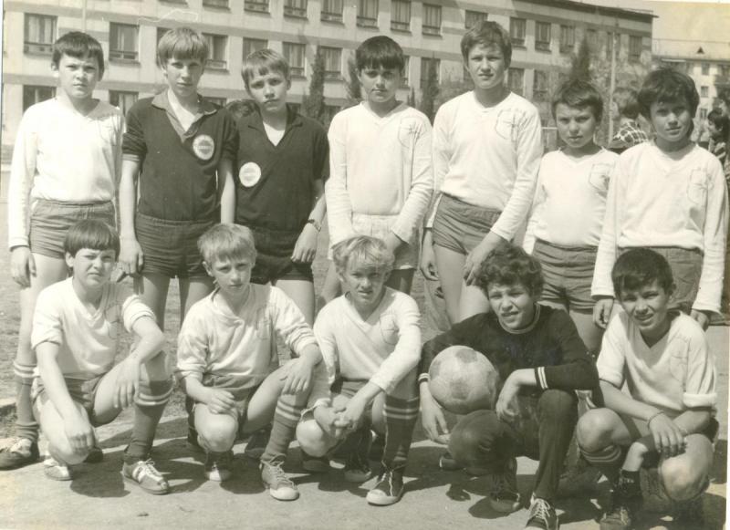 Команда Виктория 1963-64 г.р. на играх Кожаного мяча 1977 год