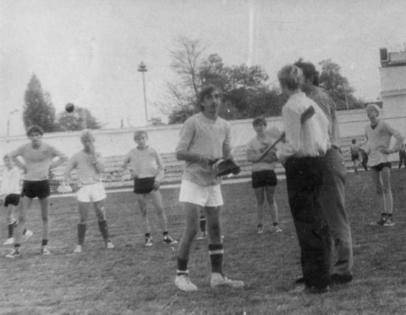 Команда Виктория 1959-60 г.р. после финальной игры Золотая осень на ст. СКЧФ в 1974 г.