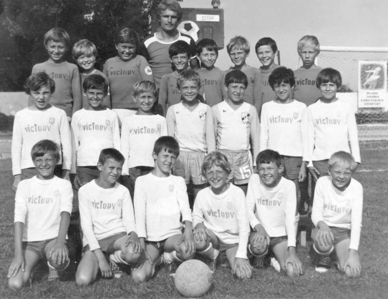 Команда 1969-70 г.р. на Чайке в 1980 году. Второй справа в среднем ряду Владимир Фатюнин