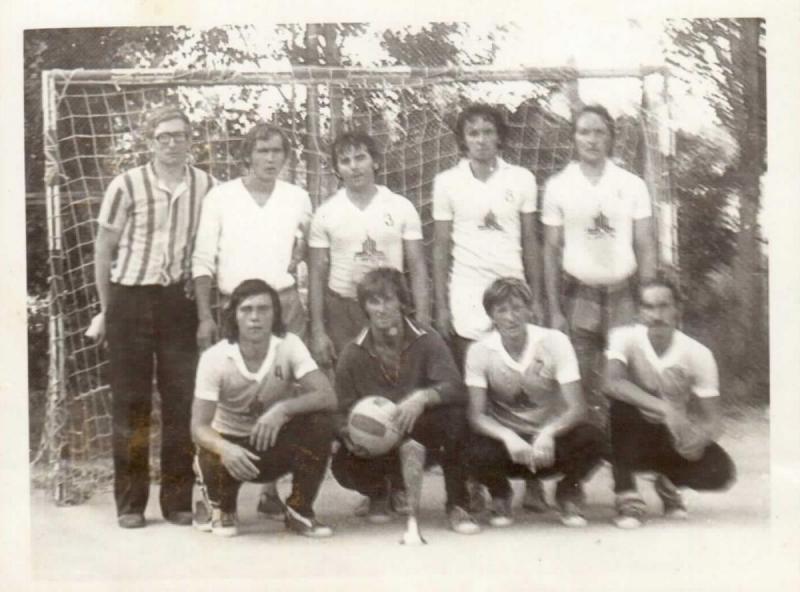 Команда цеха №11 победитель Кубка завода. В нижнем ряду, крайний слева Степан Павлов