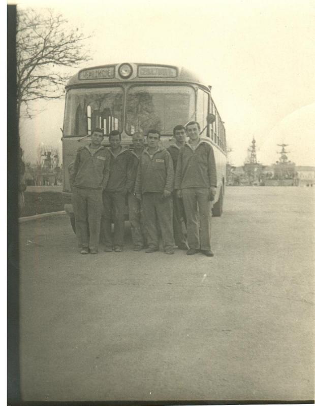 Флотская команда у автобуса в ОВРе 1972 Г.