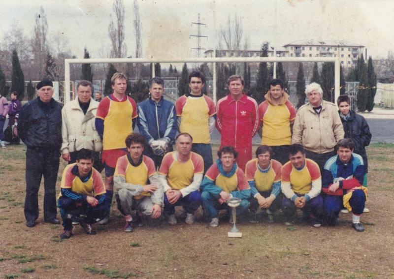Команда ветеранов - обладатели Кубка города по мини-футболу 1995 г.