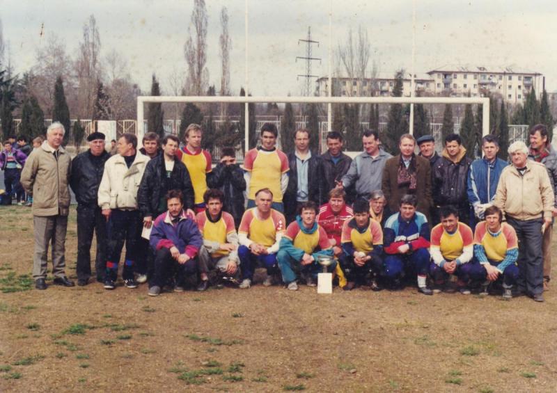 Команда ветеранов - обладатель Кубка города по мини-футболу. 1996 г.