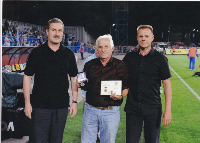 Статейкин Вячеслав с наградой в честь 100-летия футбола Севастоп
