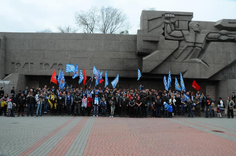 Мотопробег. Участники мотоавтопробега у Мемориала защитникам Севастополя