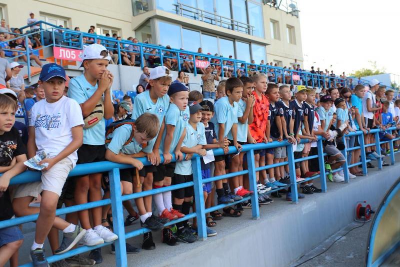 Юные зрители на матче ФК Севастополь 2015 г.