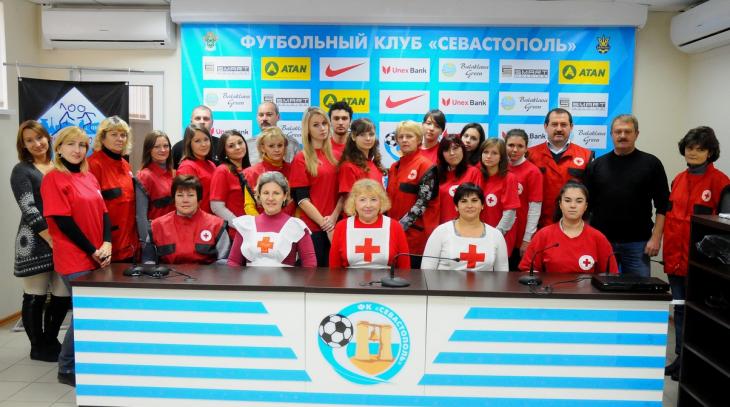 Фото с волонтерами Красного креста
