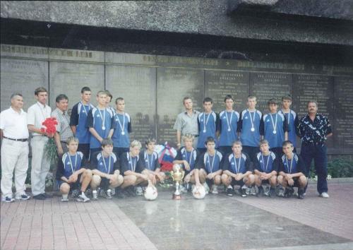 Белобаба А. с командой 1988 г.р. призеры юношеского Первенства Украины по первой лиге у Вечного огня