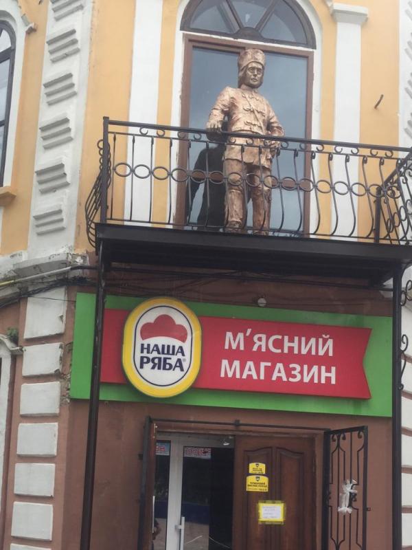 Нестор Иванович Махно на балконе