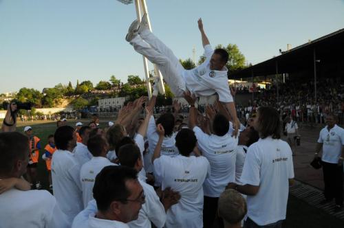 Мы в Премьер-лиге! Качаем президента!