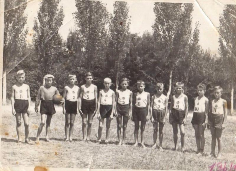 Детская футбольная команда пл Южный в 1961 г. Капитан - И. Крок...