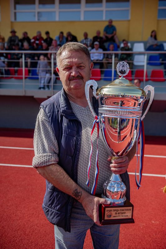 С Кубком Севастополя на стадионе Горняк.