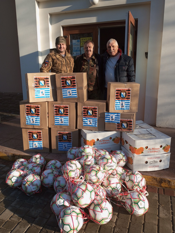 В Мелитополе на стадионе. Александр Машнин, Евгений Репенков и наш старинный друг - хозяин стадиона Юрий Петров.