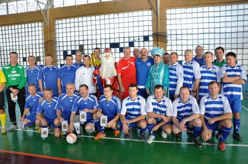 Участники Новогоднего матча между командами штабов ВМСУ и ЧФ РФ. Декабрь 2013 г.