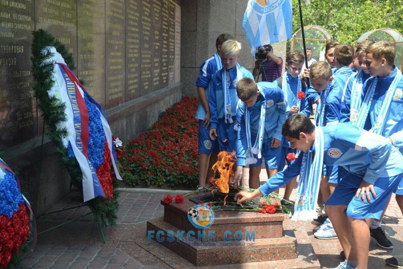 Возложение цветов к Вечному огню