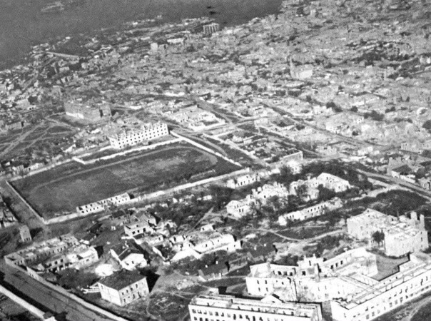 1944 г. Аэросъемка. Вид на стадион и городскую больницу