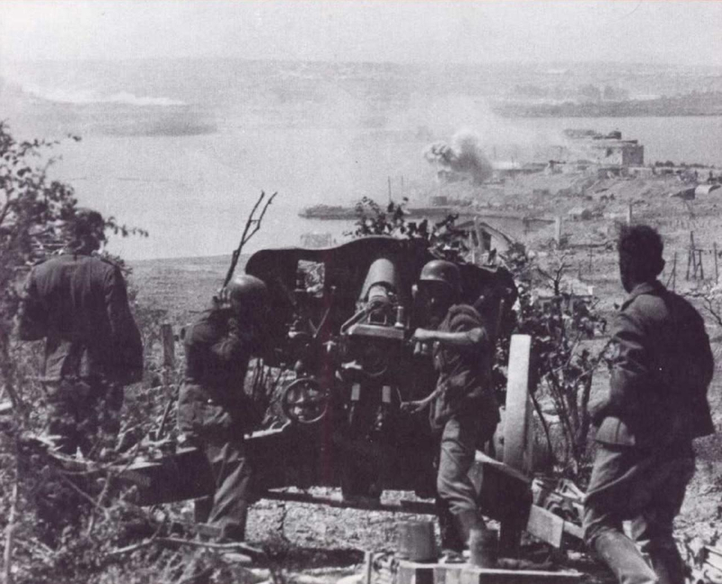 Немцы бьют по Константиновской батарее. 1942 г.