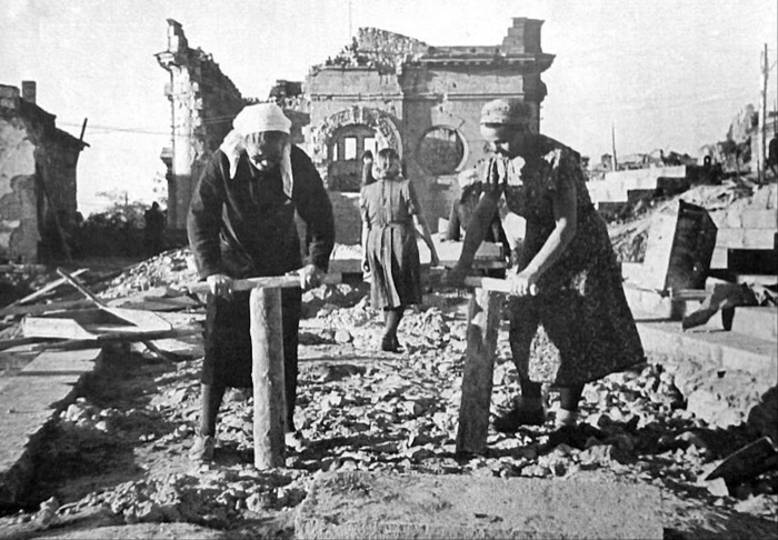 Послевоенные годы. Восстановление Большой Морской. На втором плане - каримская кенасса.