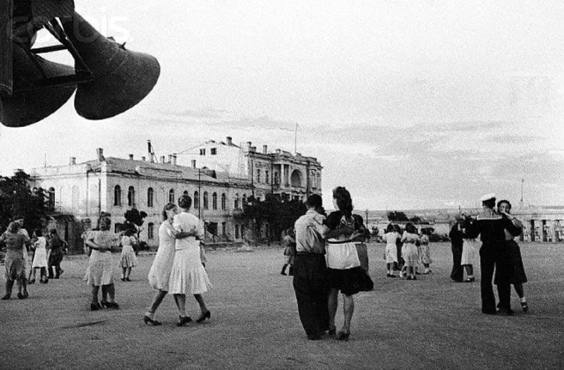 Танцы на площади Нахимова